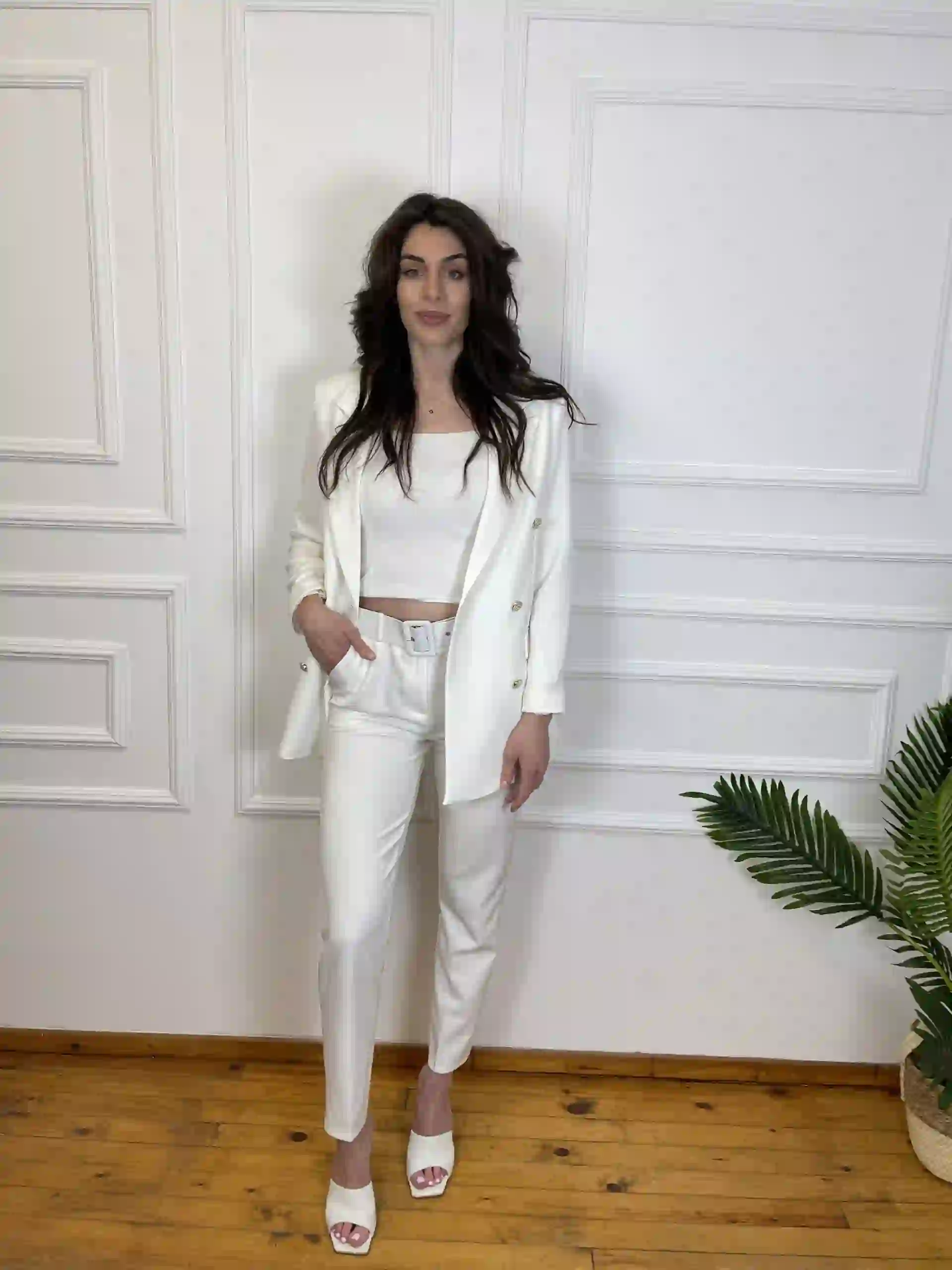 Κουστουμι με χρυσα κουμπια- Λευκο