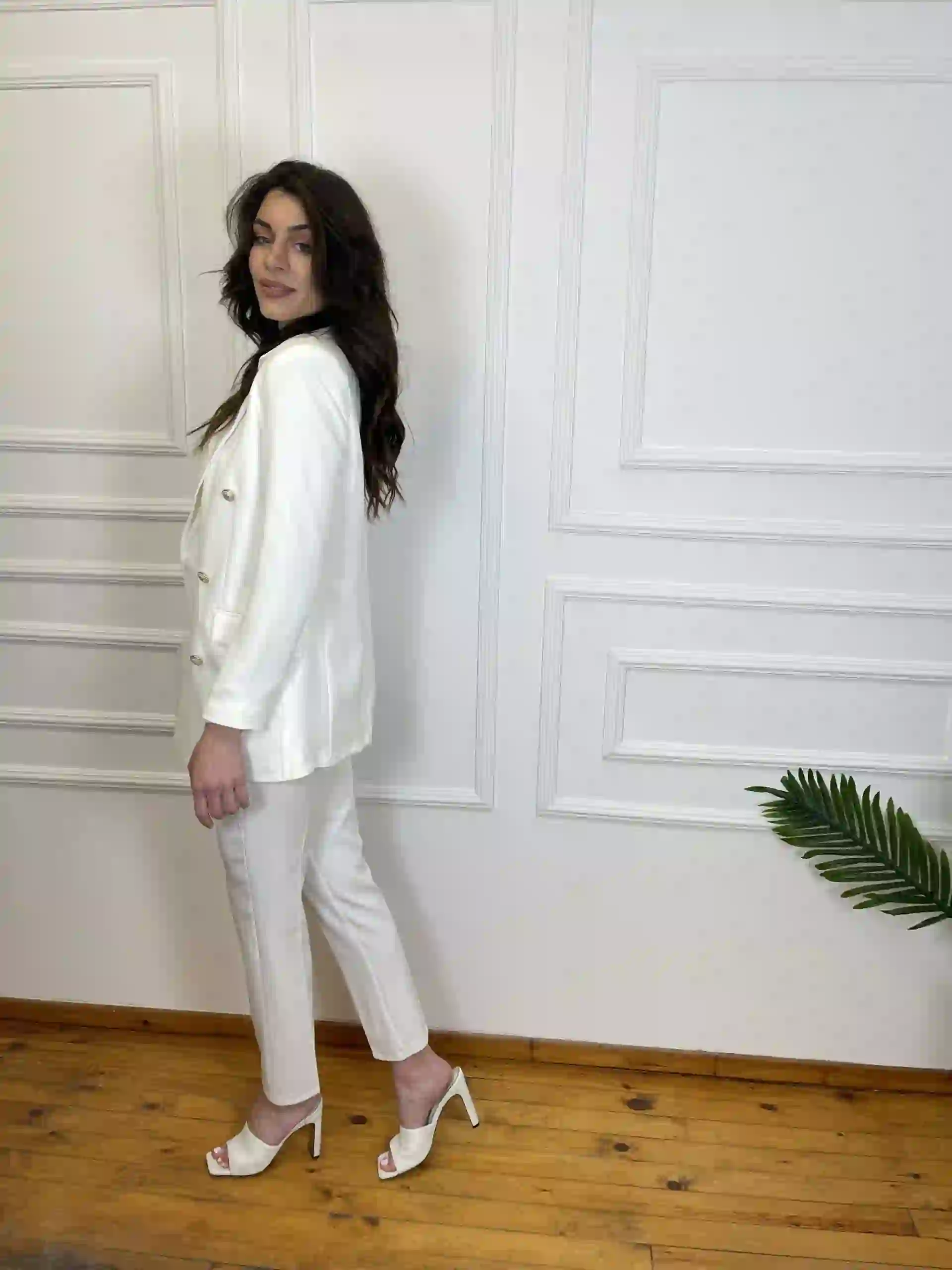 IMG-9097-min(1) Κουστουμι με χρυσα κουμπια- Λευκο - Image 3